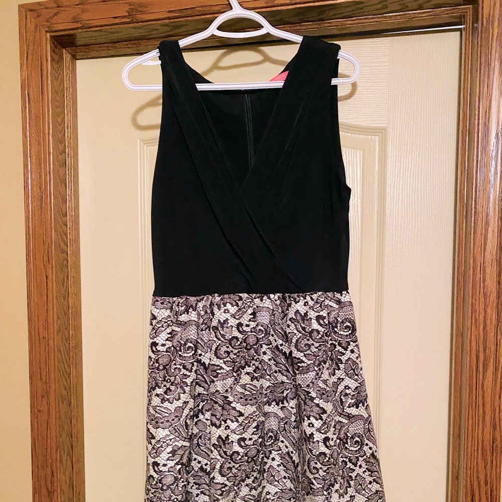 It has pockets!